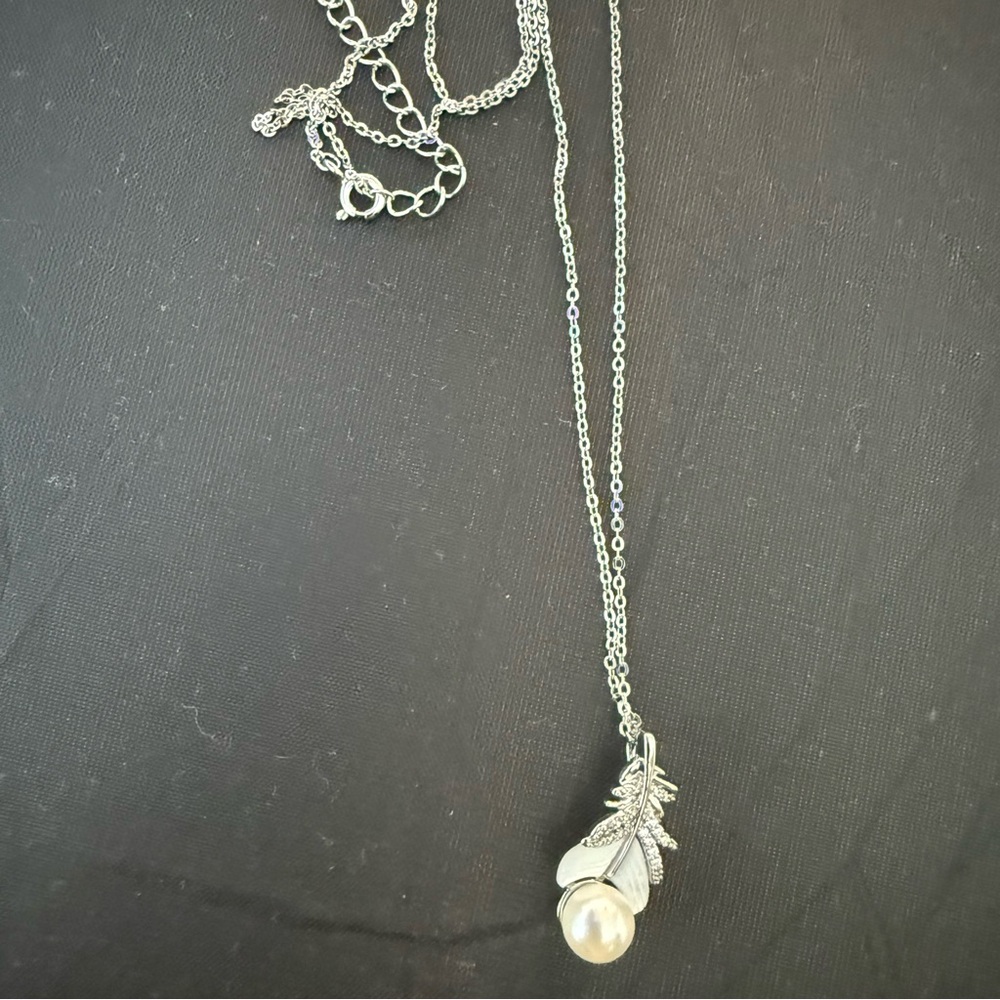 Elegant Silver Feather Pendant Necklace
